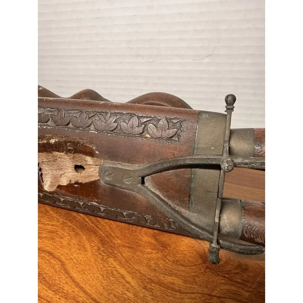 Case vintage carving